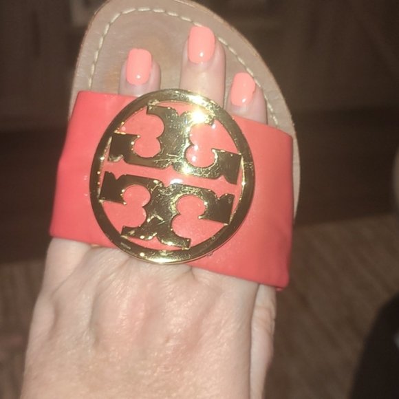 Tory Burch Pink patent leather sandals with gold logo - Picture 2 of 6